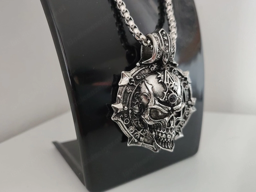 Totenkopf Wikinger Kette   Skull Anhänger mit Runen 