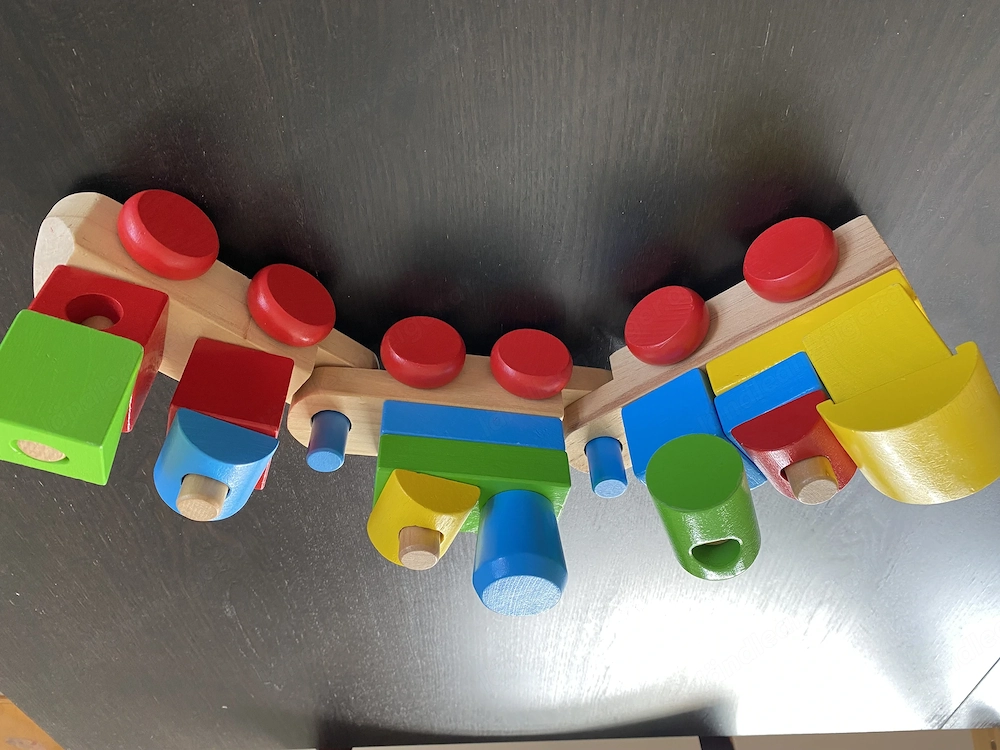 Holzzug mit Holzbausteinen