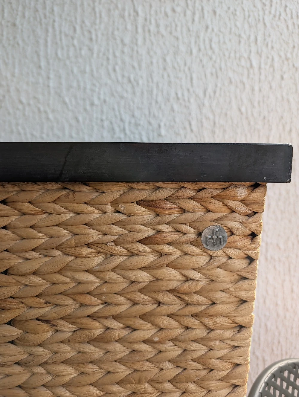 Schöner geflochtener Pflanzenübertopf