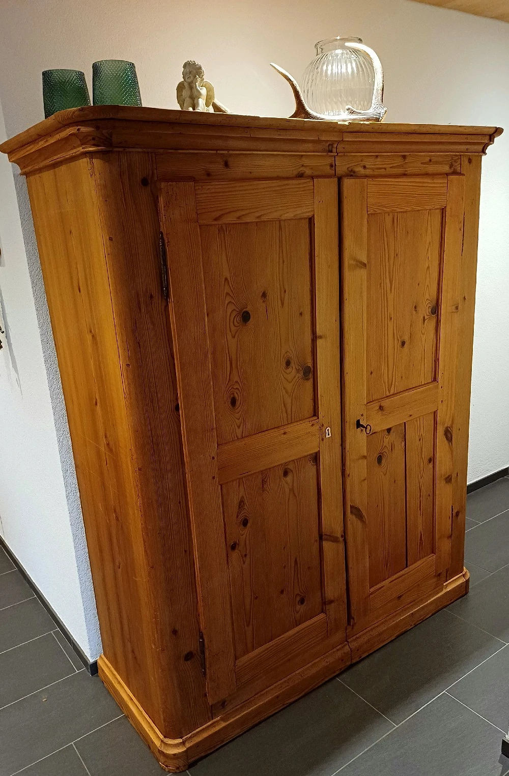alter Kleiderschrank
