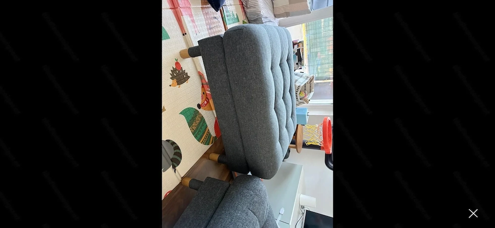 Graue Eckcouch mit Holzfüßchen&Hocker240 160