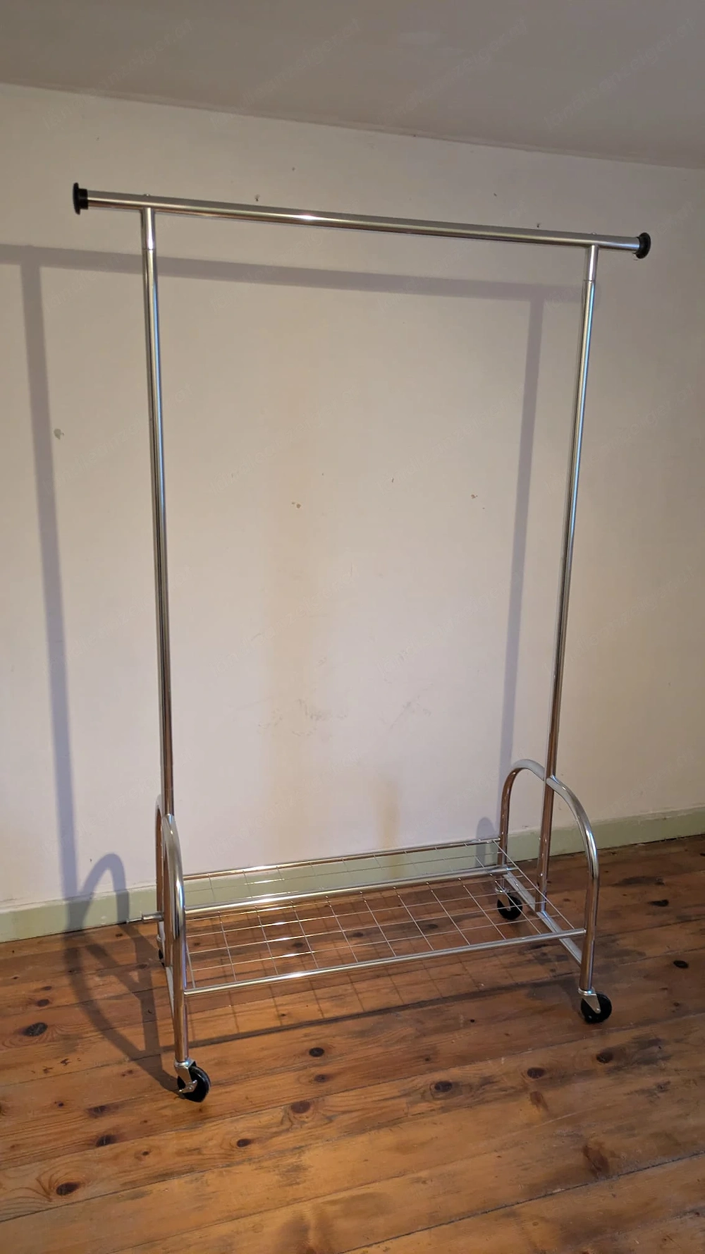 Massiver fahrbarer Kleiderständer
