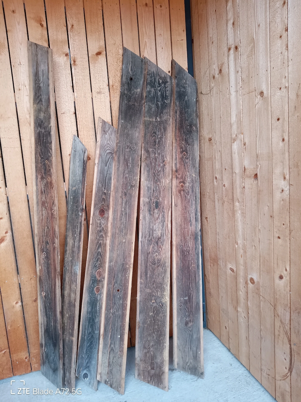 Sonnenverbrannte Bretter