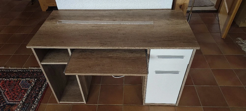 Schreibtisch zu verschenken