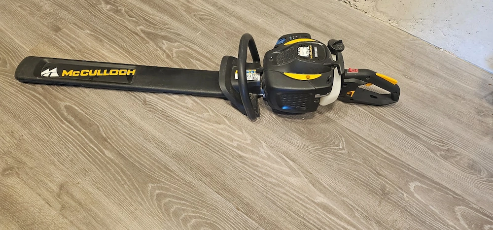 Verkaufe eine Benzin-Heckenschere McCulloch Ergolite 6028 in sehr gutem Zustand.