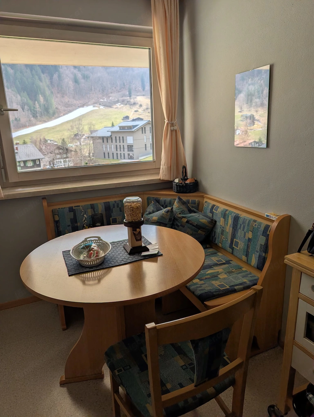 Eckbank, Stühle mit Tisch