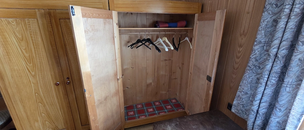 Vollholz Schrank alt