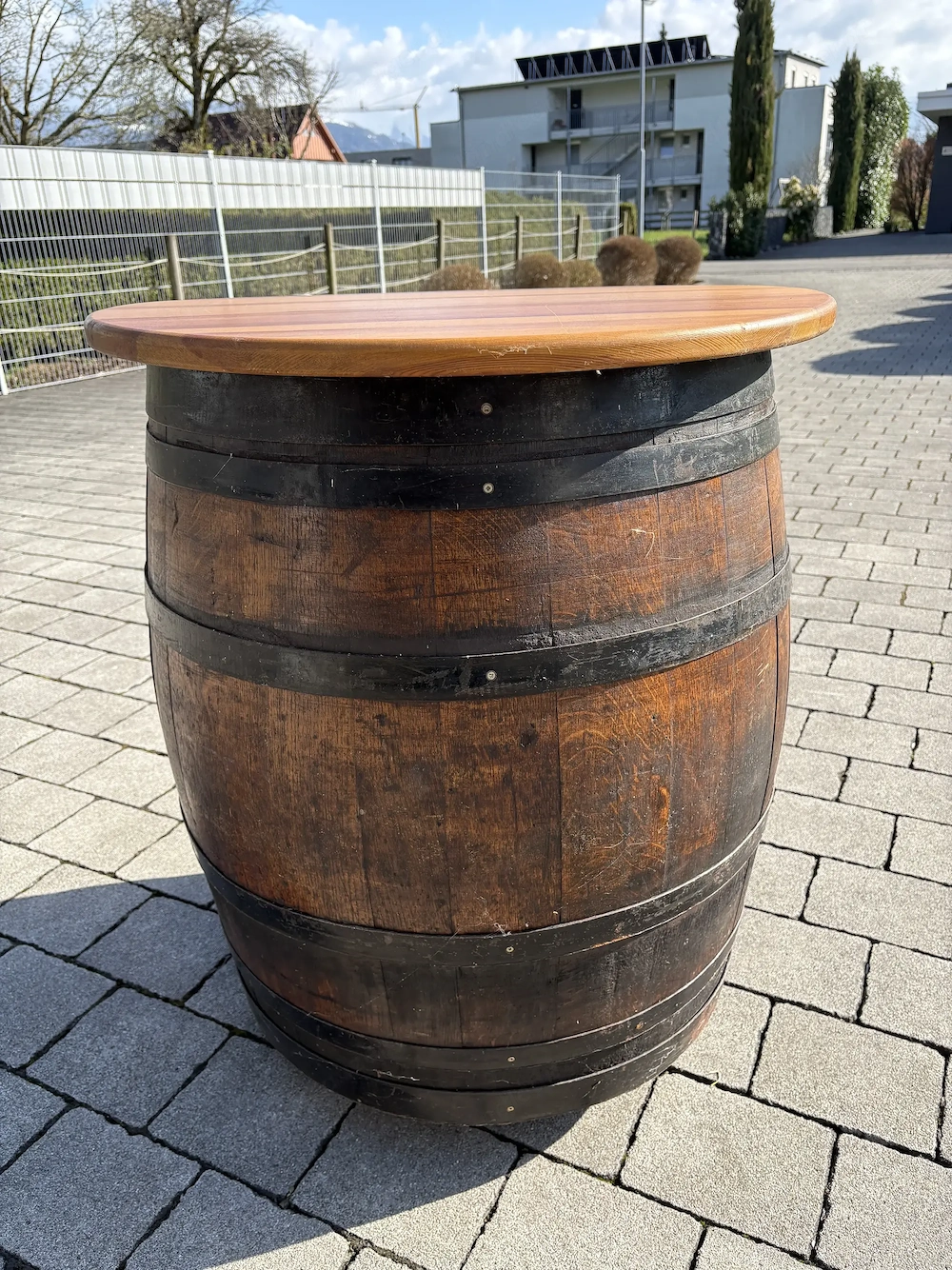 Fass mit abnehmbarer Tischplatte