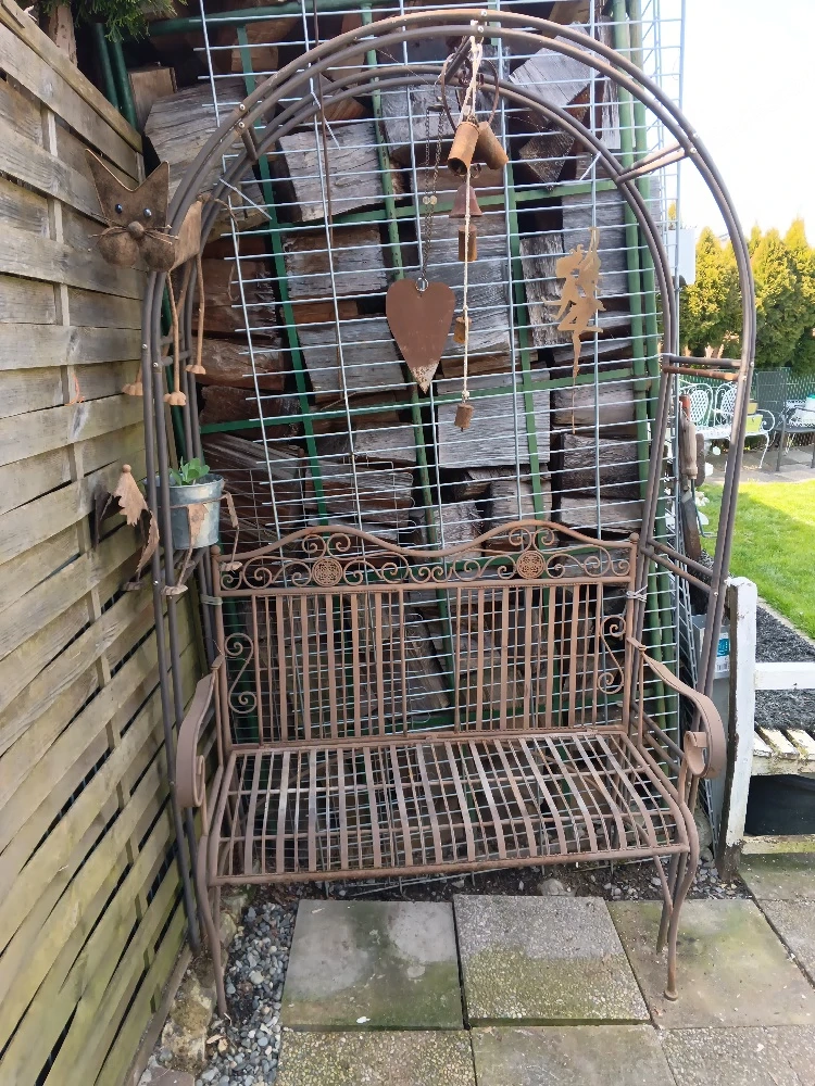 Rustikale Bank, 2 Rosenbogen, Rostdeko