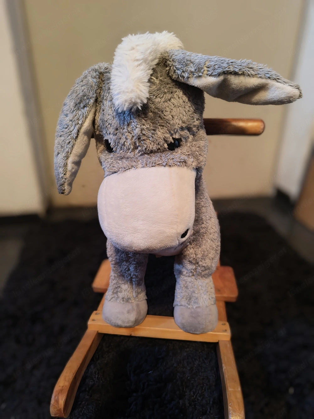 Kleiner alter Schaukelesel Schaukeltier