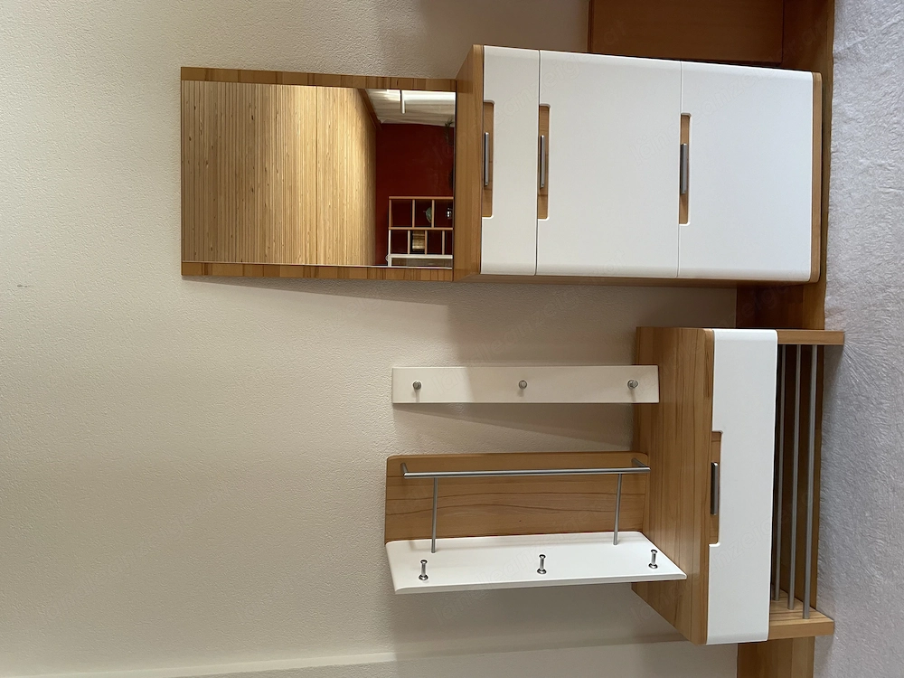Moderne, solide verarbeitete Garderobe 