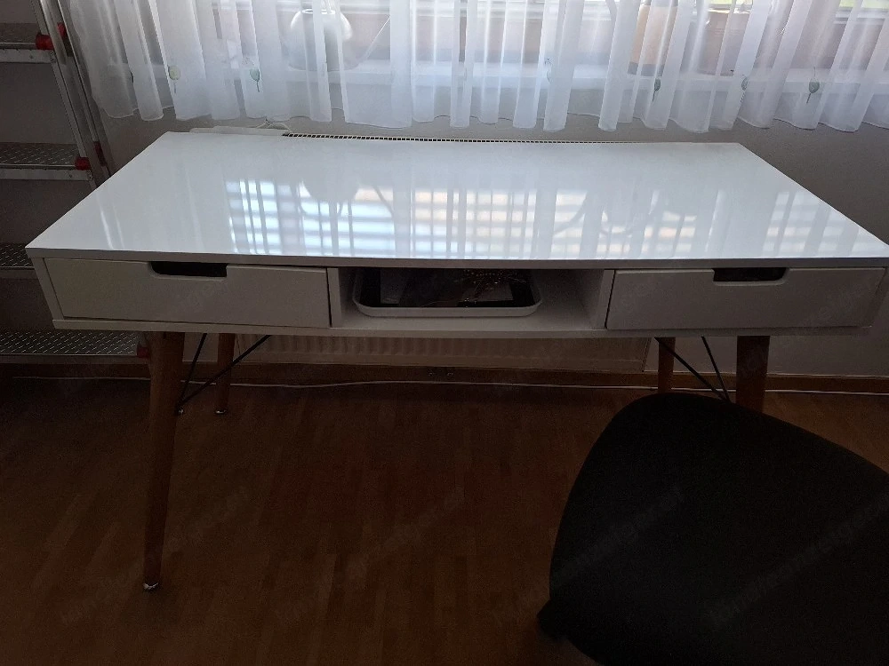 Schreibtisch