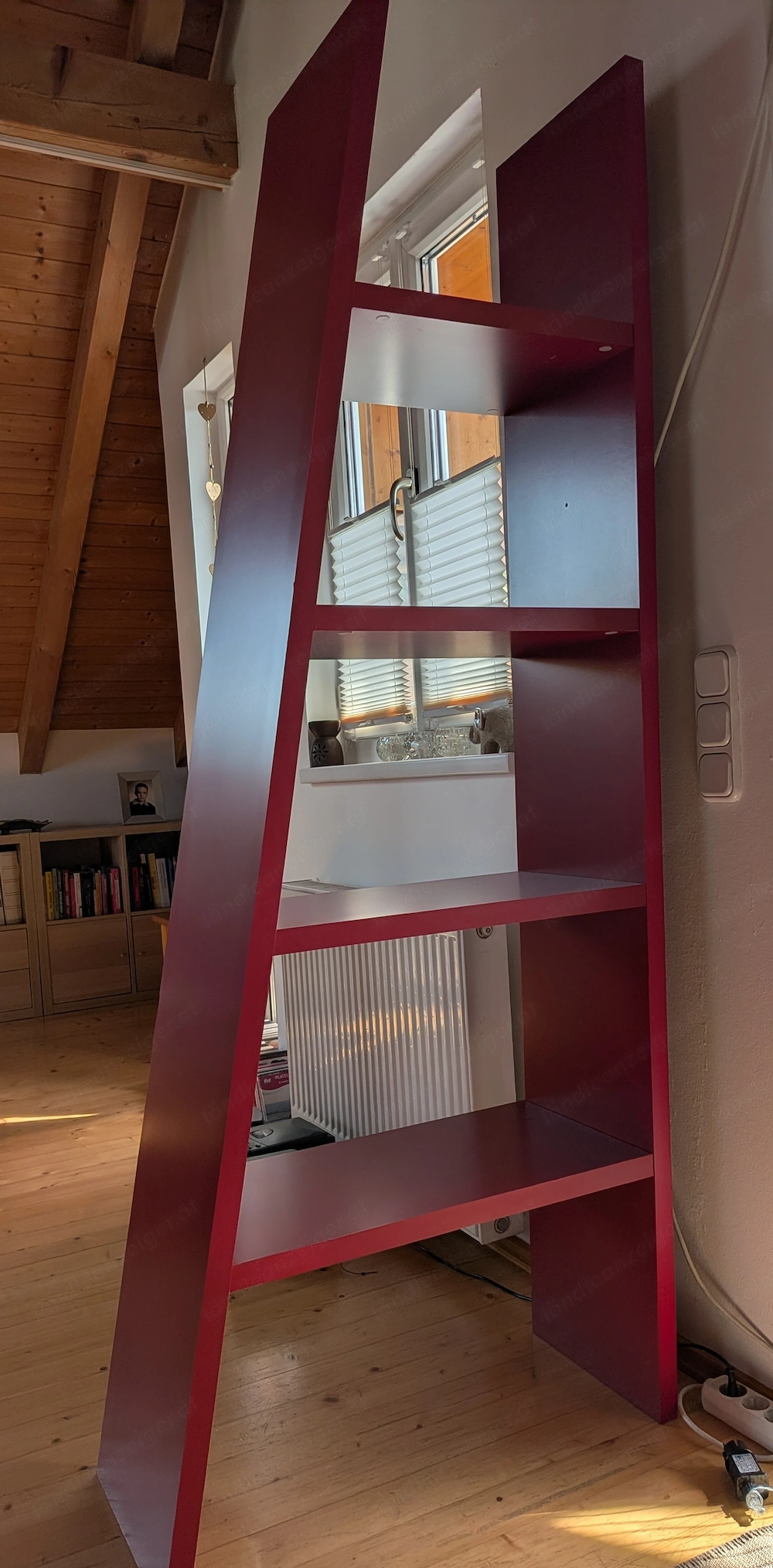 Regal, kann frei im Raum aufgestellt werden