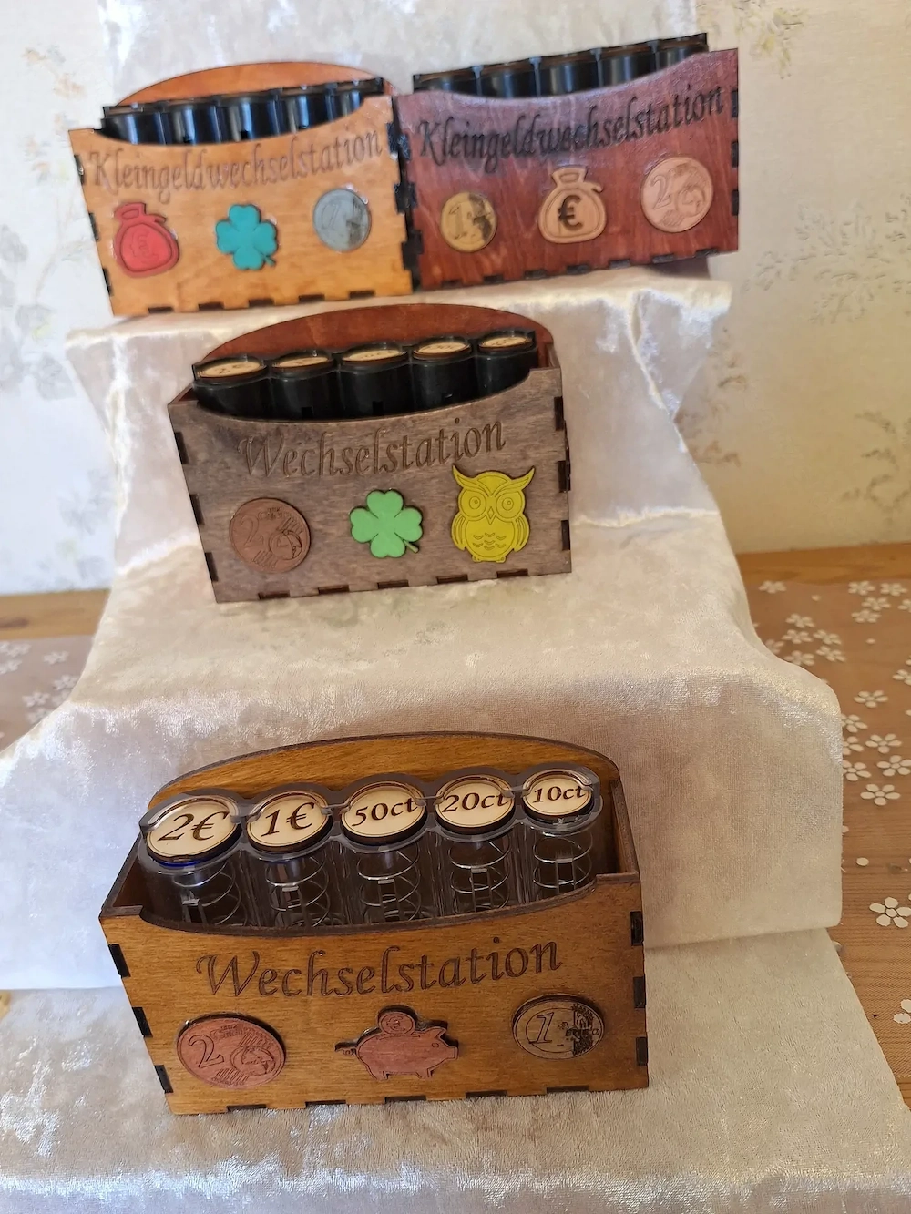 Kompakte gelaserte und handbemalte Kleingeld- Wechselstation mit Münzsortierer