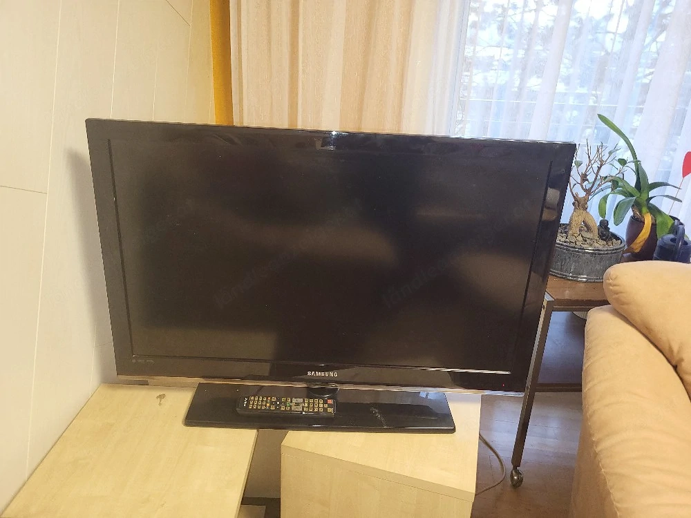 Samsung LCD TV 37 Zoll mit Fernbedienung 
