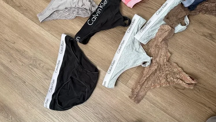 Sexy Studentin bietet Unterwäsche und Socken an