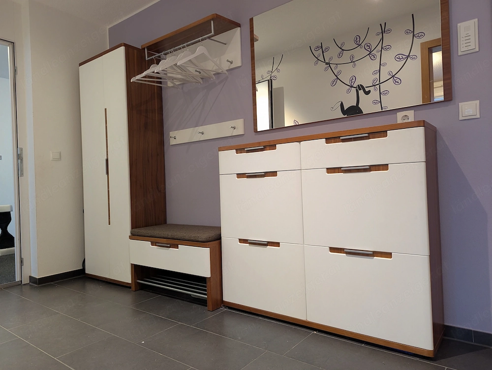 6-teilige Garderobe in Weiß und Nussbaum 2,85 m breit