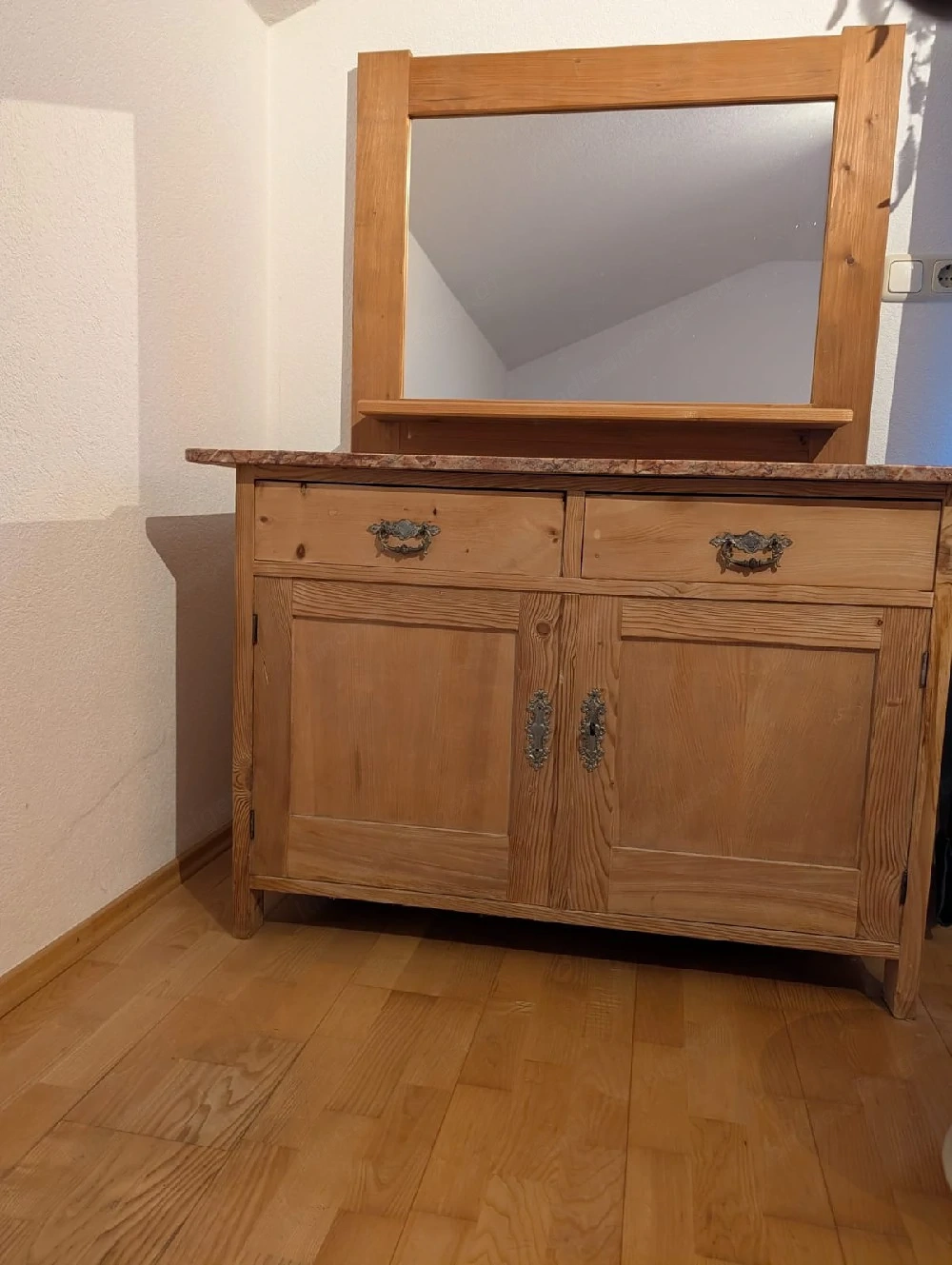 Antiker Waschtisch mit Marmorplatte