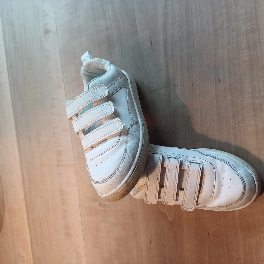 Weiße Turnschuhe 