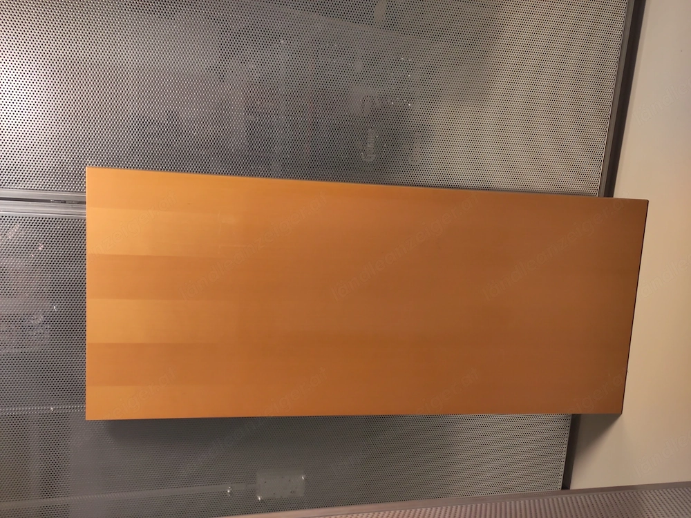 Brauner Schreibtisch