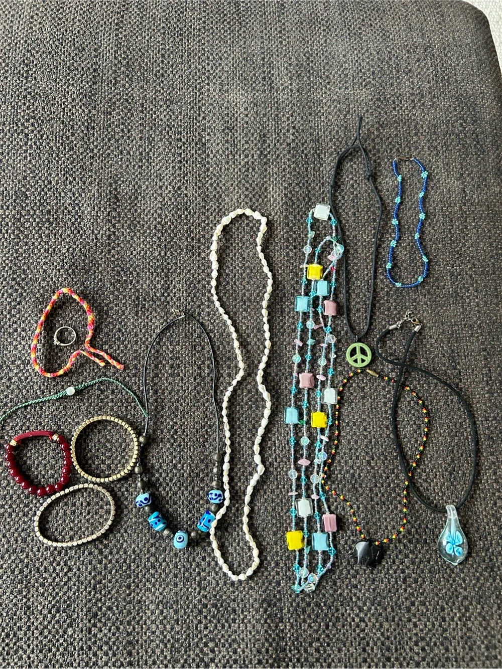 Modeschmuck: 1 Ring, 5 Armbänder, 8 Halsketten