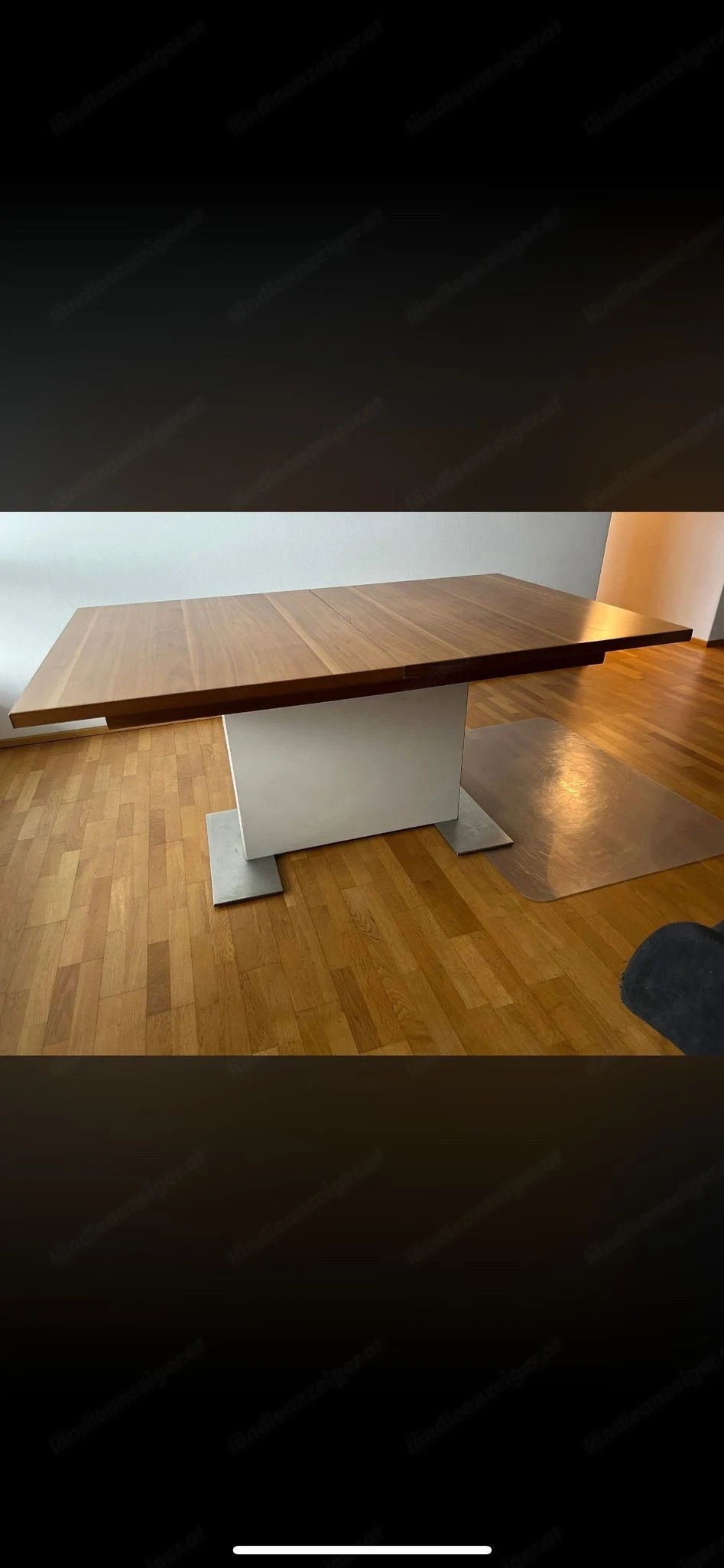 Ausziehbarer Holztisch