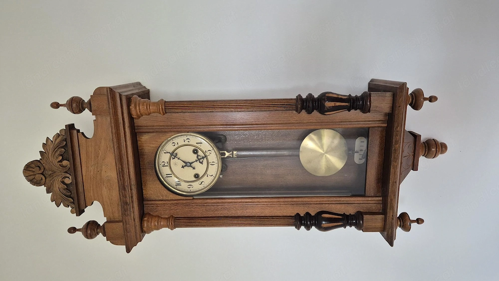 Alte historische Wanduhr