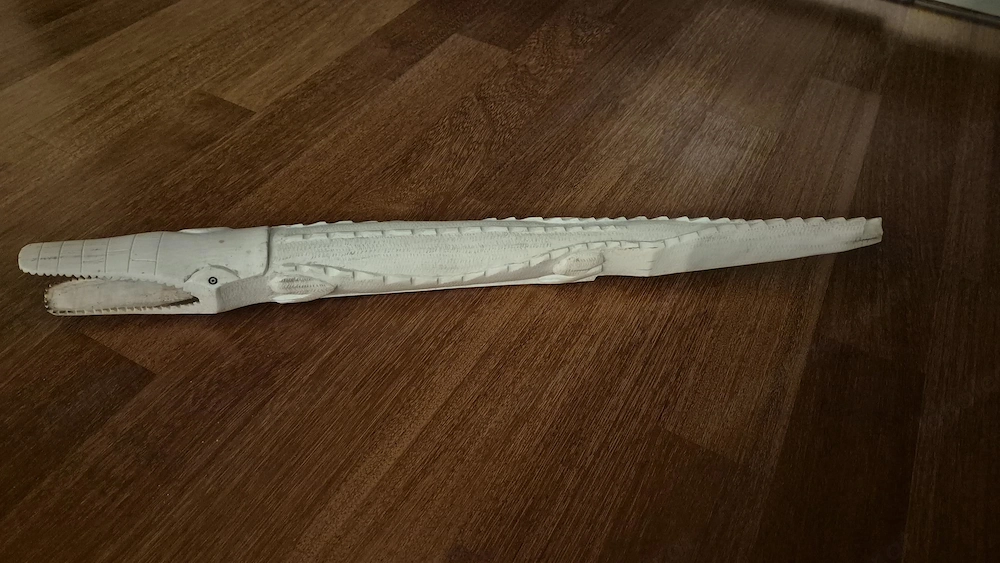 Geschnitztes Krokodil aus Elfenbein