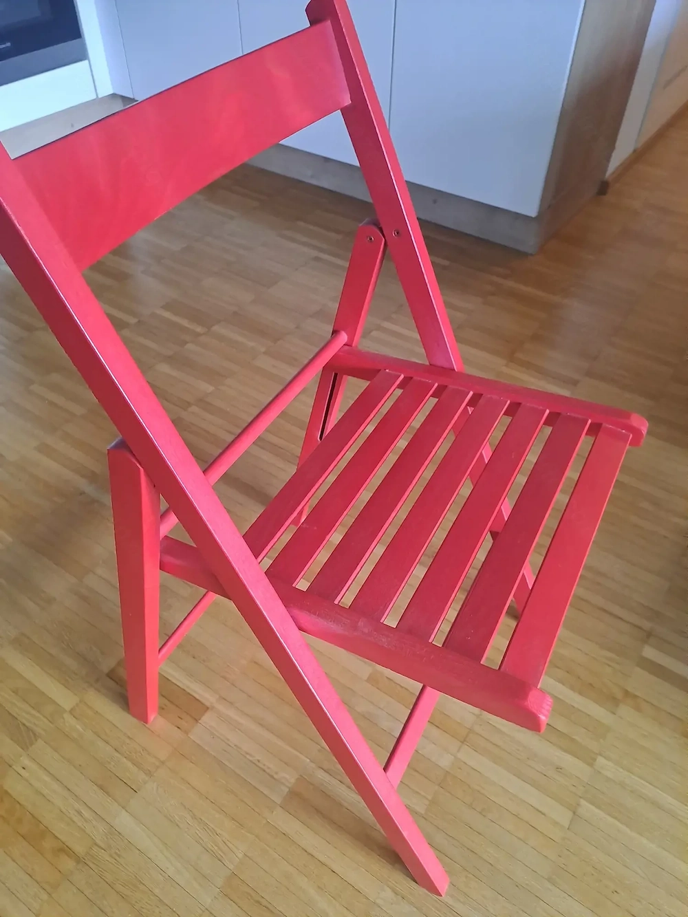 Roter Klappstuhl aus Holz
