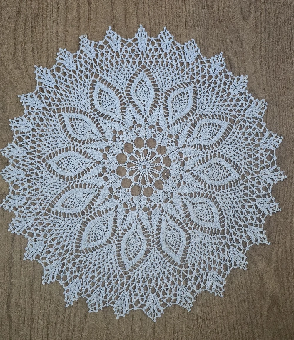 Handgefertigte gehäkelte Tischdecke