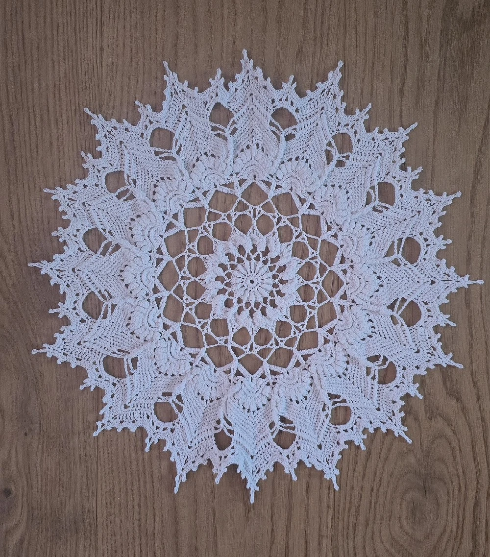 Handgefertigte gehäkelte Tischdecke