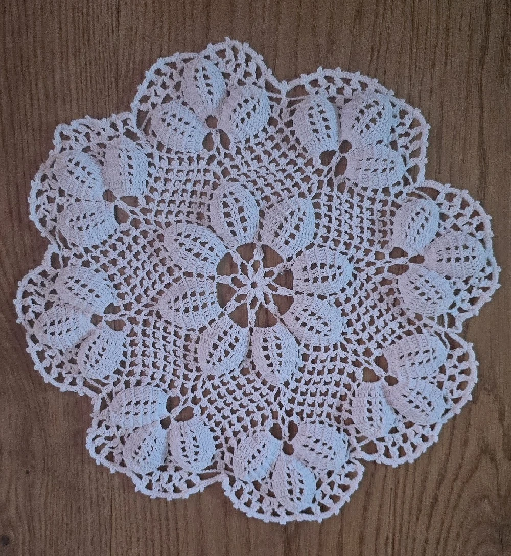 Handgefertigte gehäkelte Tischdecke