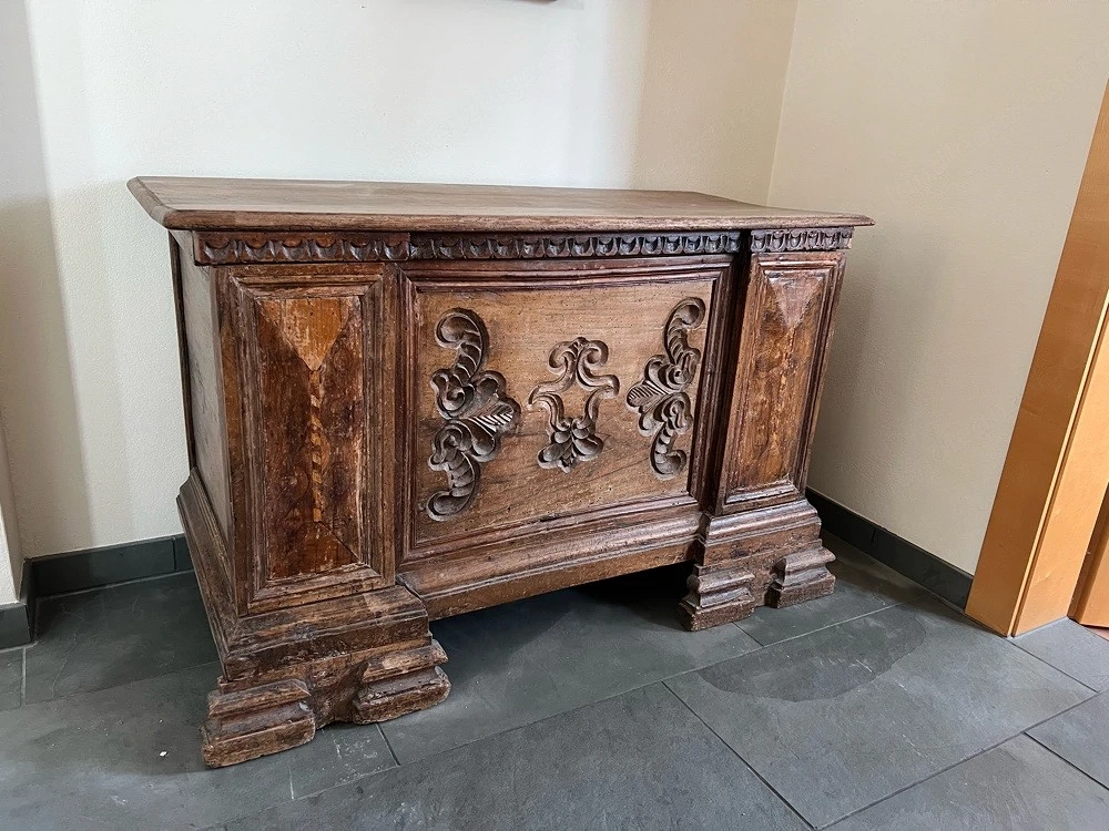 Holztruhe mit klappbarem Deckel