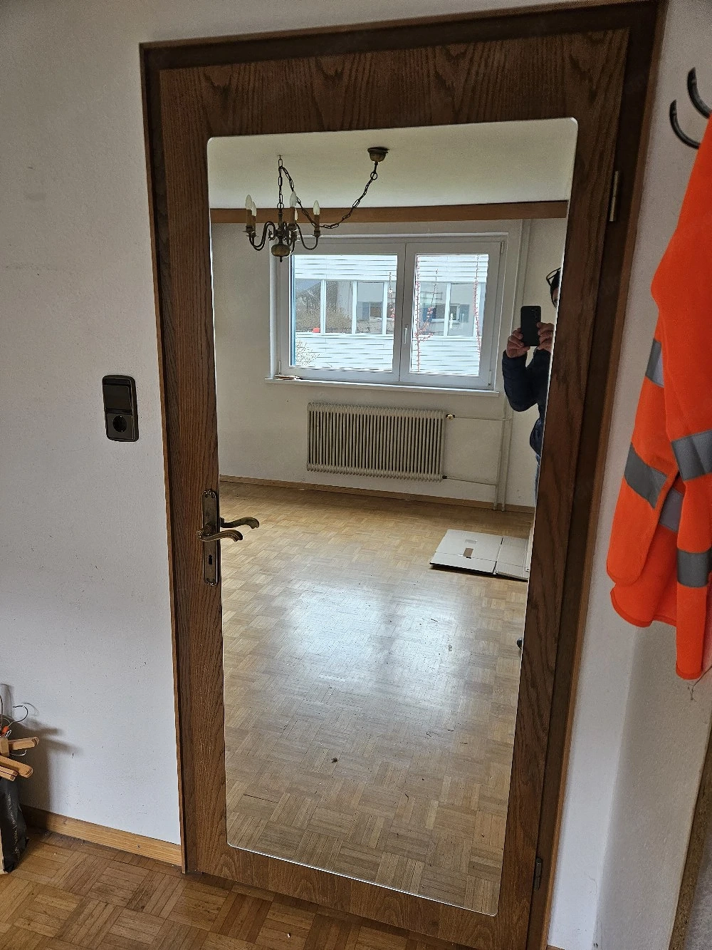 Zimmertüre mit großem Spiegel