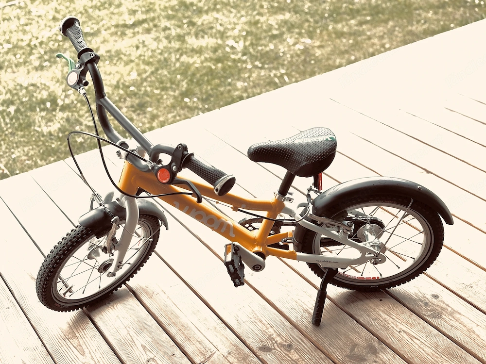 Fahrrad Woom 2, gelb mit Ständer und Schutzblech