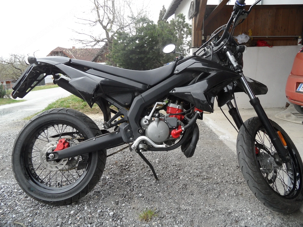 Moped der Marke Derbi Senda SM  SR 2D A1 Top Zustand mit Pickerl.