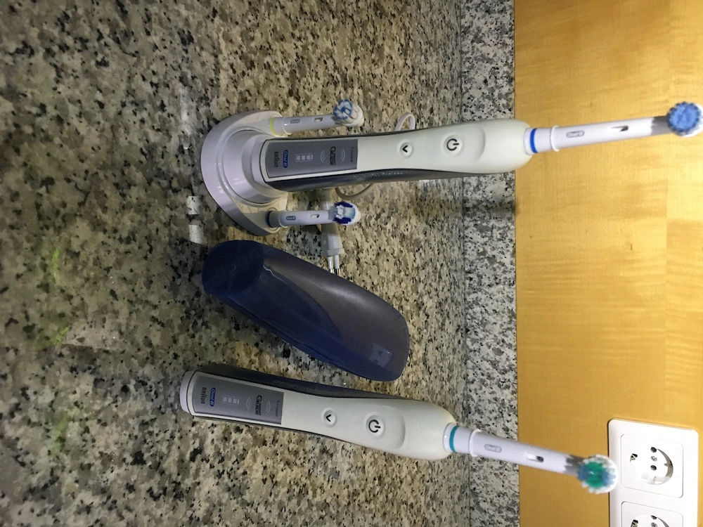 Zahnbürste Oral B  zweimal 