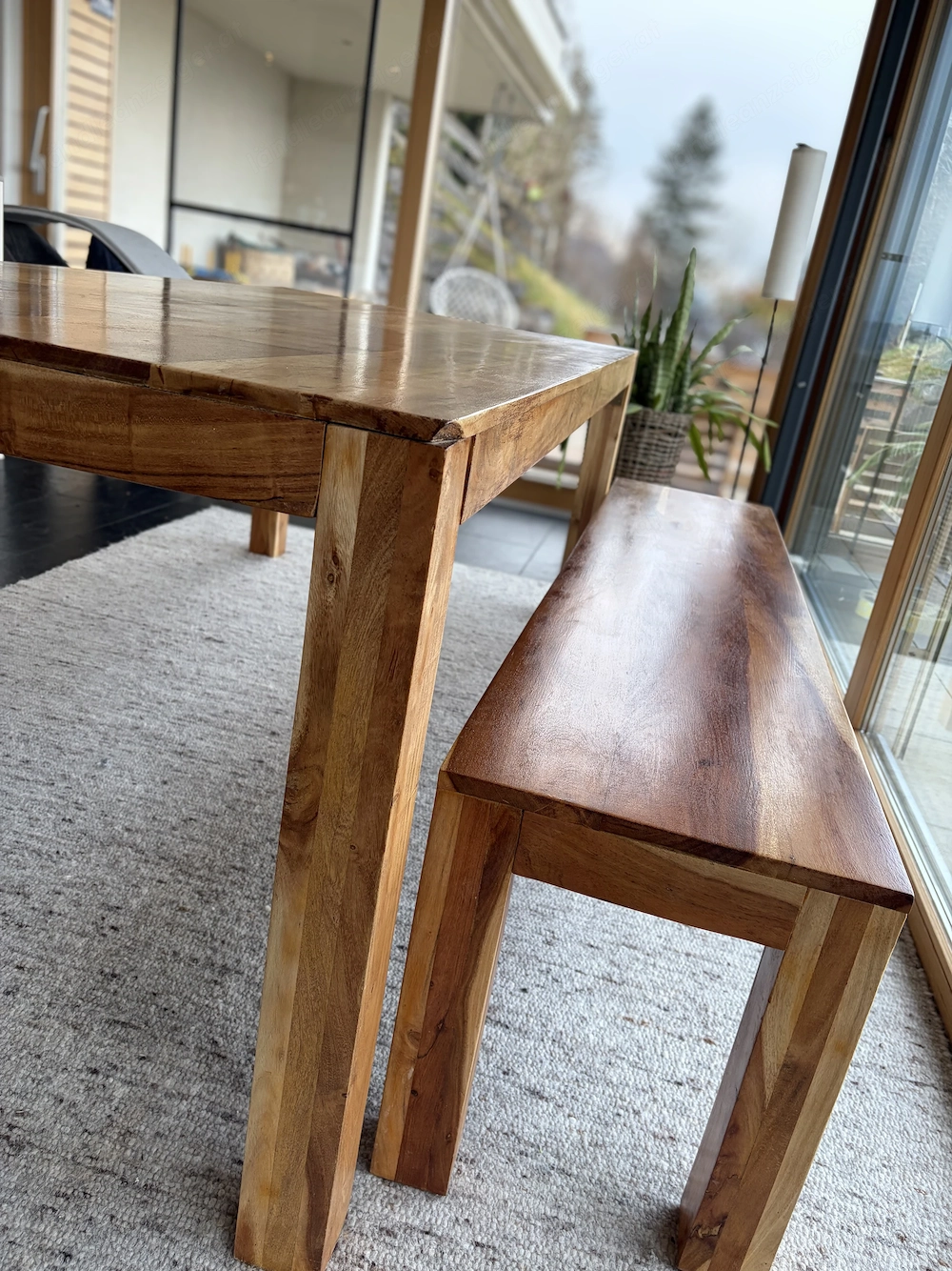 Holztisch aus Akazie inkl. Bank