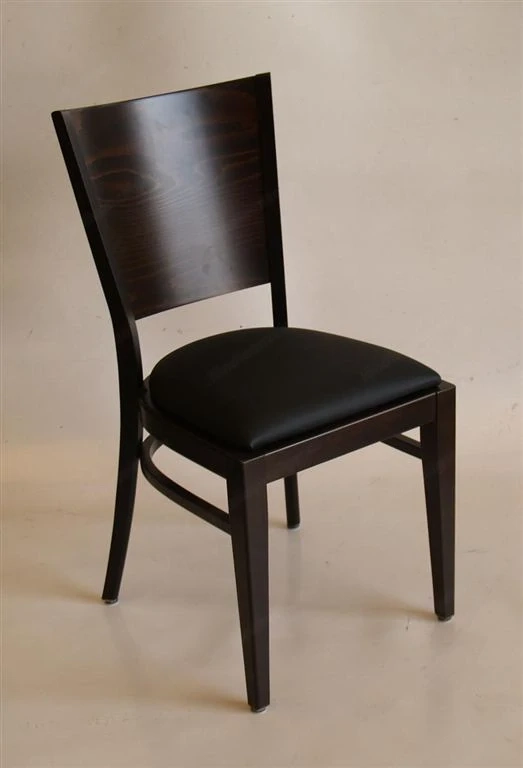 Holzstühle und Hussen