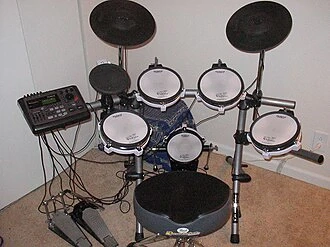 Gibt es Schlagzeug spielende Dame(n)? 