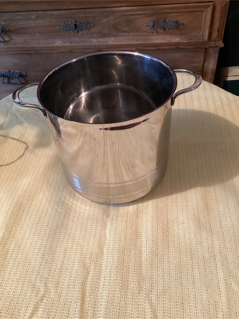 Großer Edelstahltopf