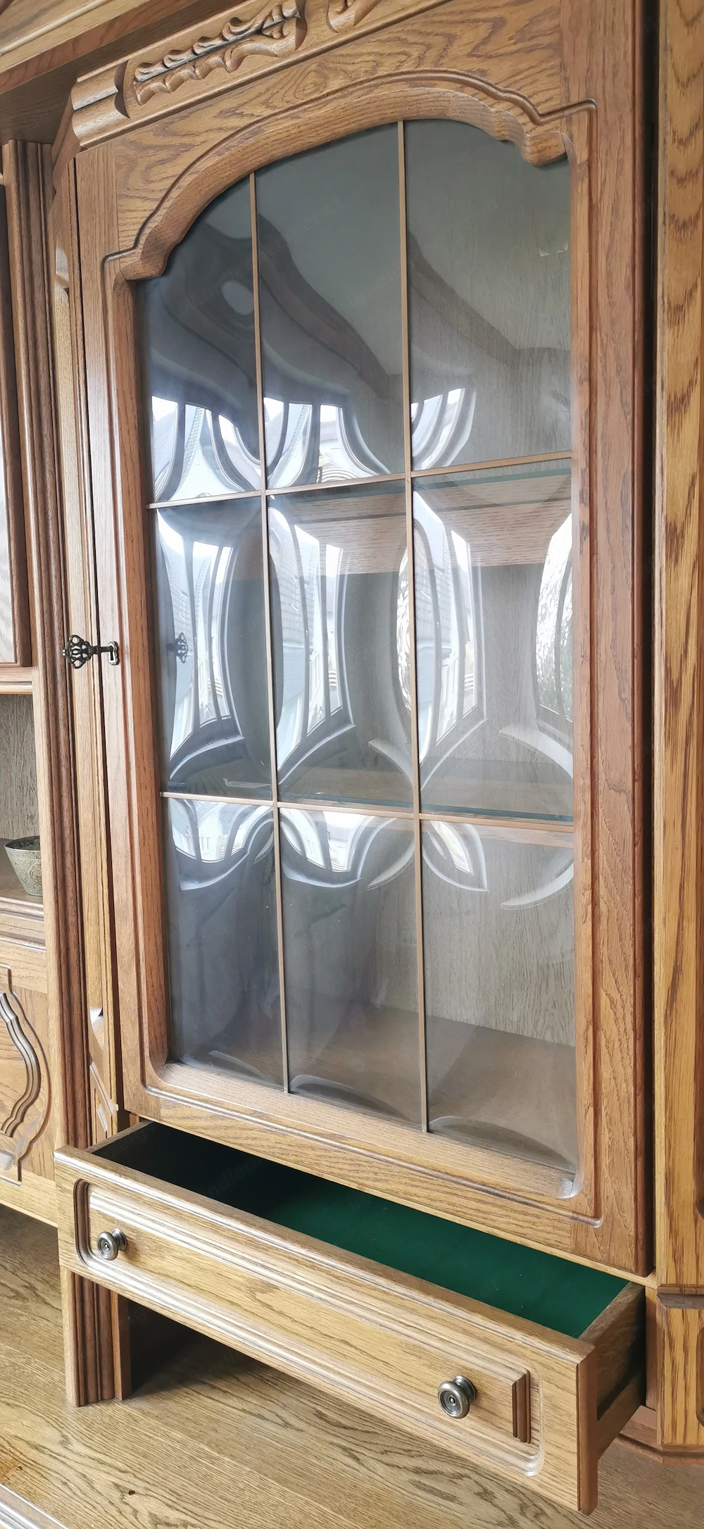 Eiche massiv, Breite 2,50m   Tiefe und 0,36m bzw 0,52m   Höhe 2,10m (in der Mitte 2.20m)