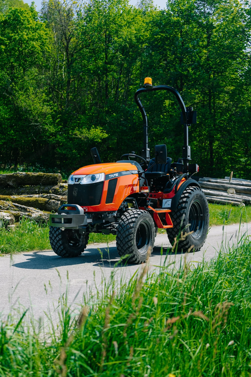 Traktor,Neu, Frontlader,TAFE , Allrad , Kommunaltrakor, Rasentraktor,