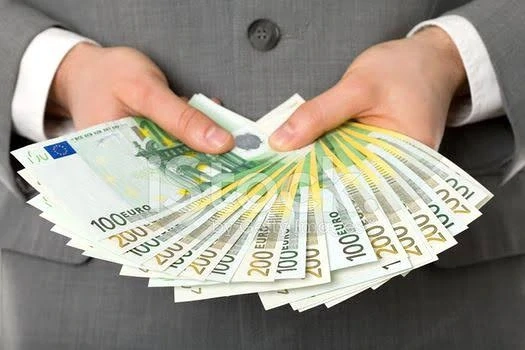 Wir bieten Kredite: Investitionen bis zu 75.000.000   mit sehr einfachen Konditionen