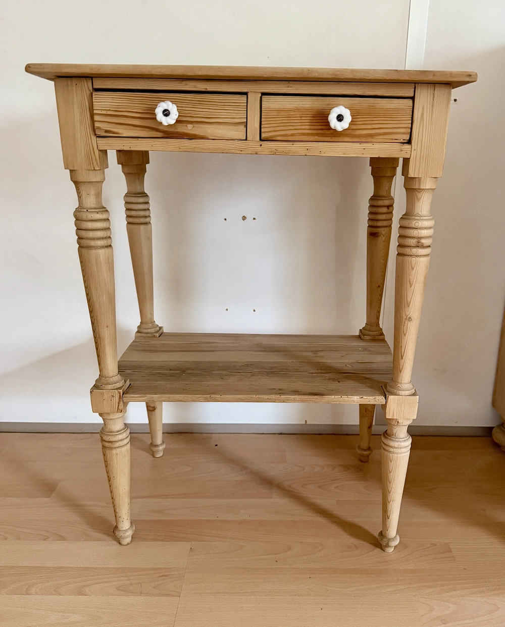 Tolles antikes Beistelltischchen