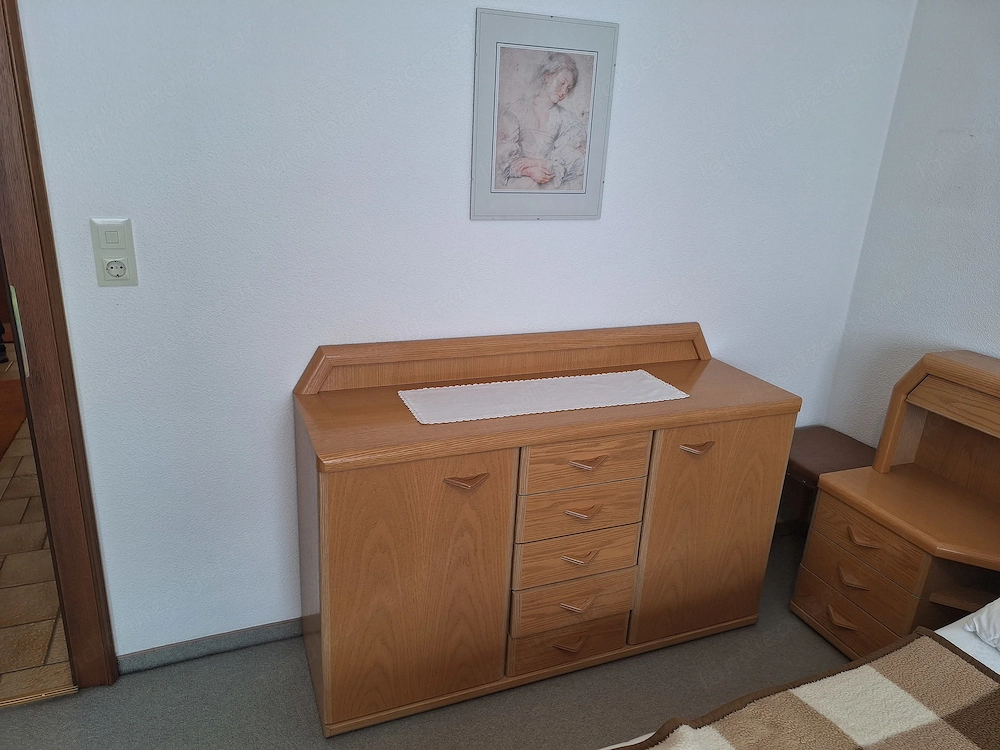 Schlafzimmer mit Bett und Kommode