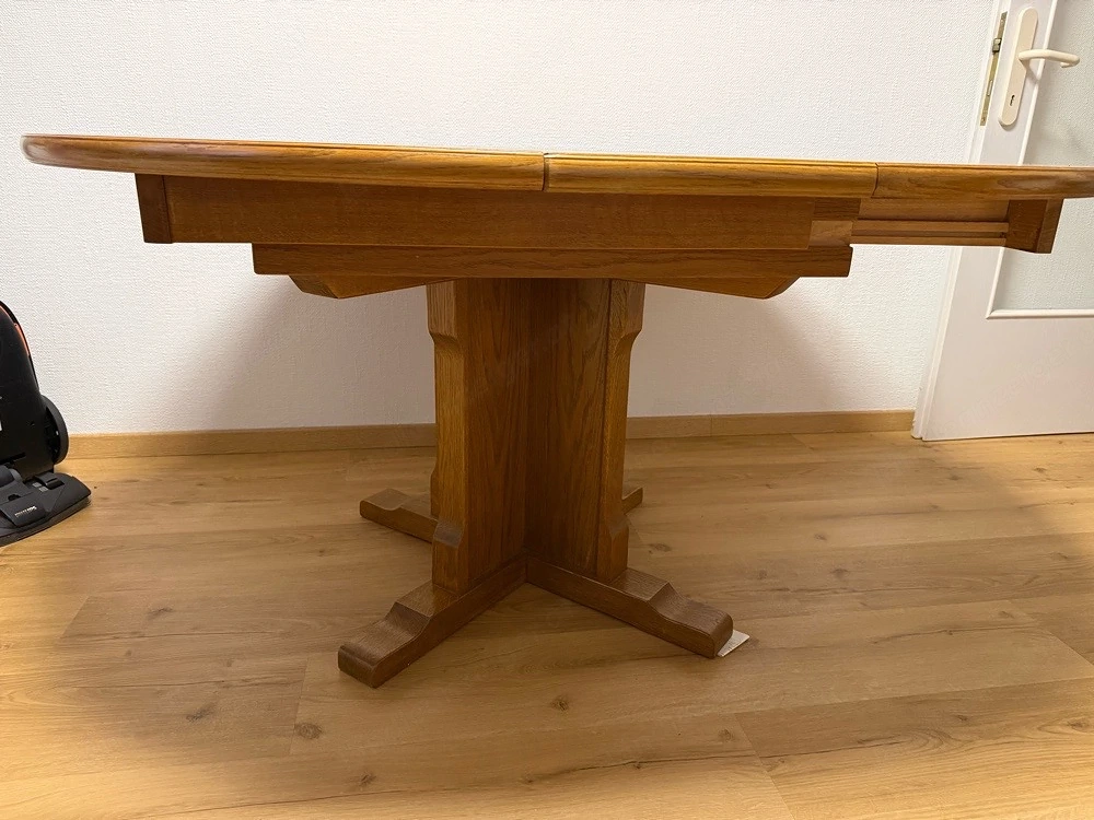 ausziehbarer Holztisch