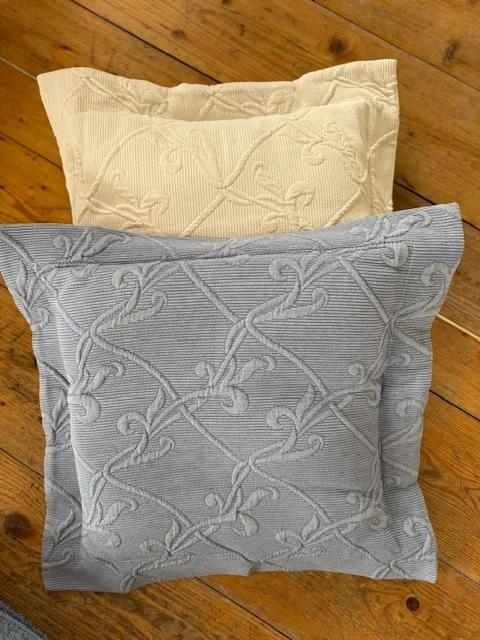 Zierkissen in blau und weiss