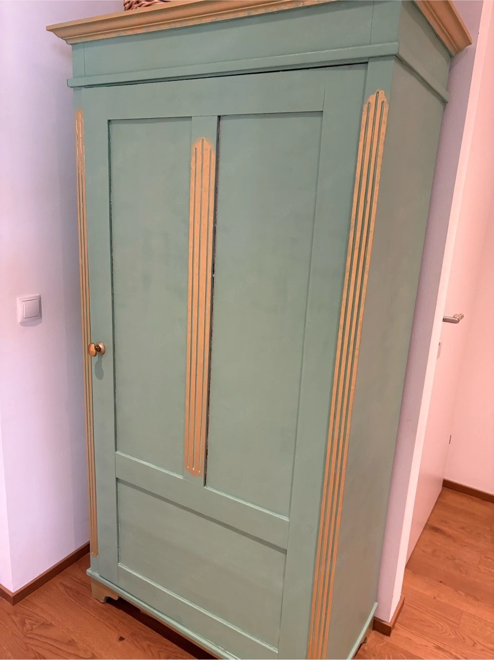 Alter Kleiderschrank 