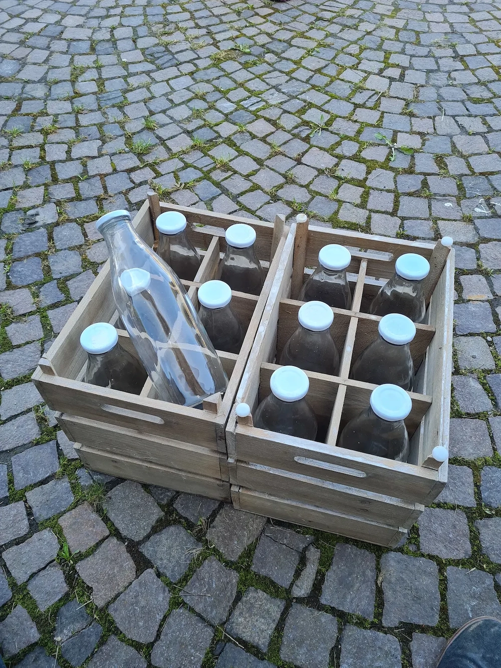 Milchflaschen und Holzkisten